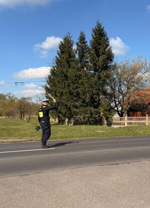 Policjant mierzy prędkość pojazdu, zatrzymuje kierującego