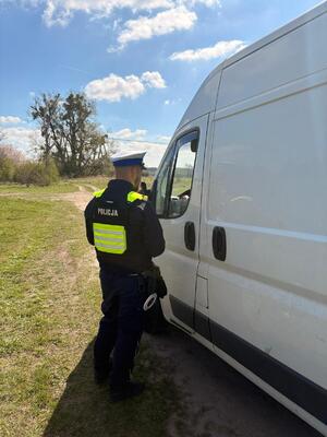 Policjant mierzy prędkość pojazdu, zatrzymuje kierującego