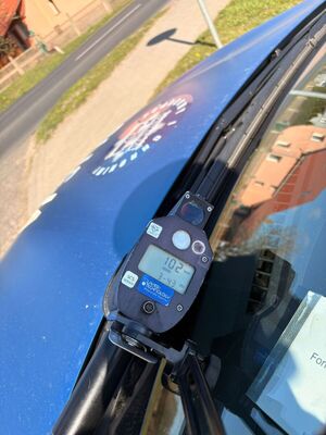 Policjant mierzy prędkość pojazdu, zatrzymuje kierującego