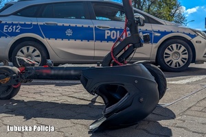 hulajnoga kask i radiowóz