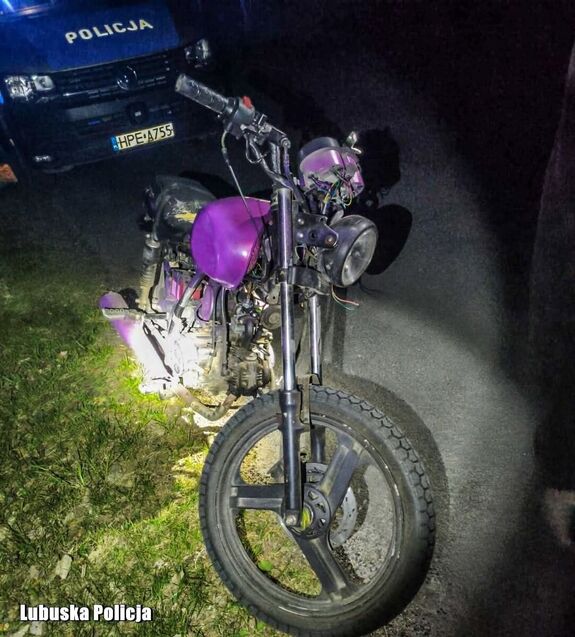 motorower, za nim radiowóz