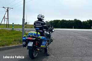 Policjant kontroluje prędkość, trzeźwość oraz porusza się motocyklem