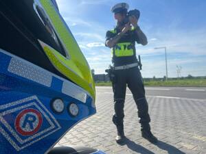 Policjanci kontrolują kierujących w trakcie powrotów z majówki