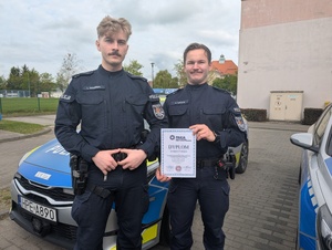 Dwóch policjantów z dyplomem