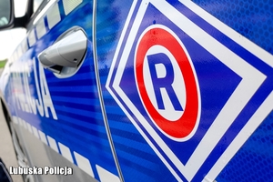radiowóz, widok na znaczek ruchu drogowego