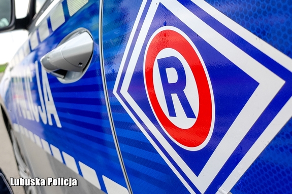 radiowóz, widok na znaczek ruchu drogowego