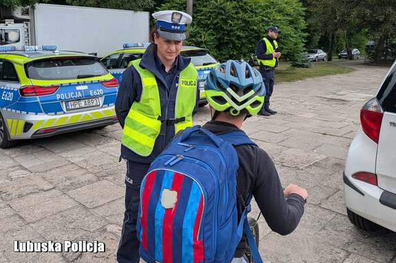 policjanci kontrolują dzieci na rowerach