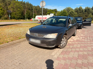 auto na parkingu