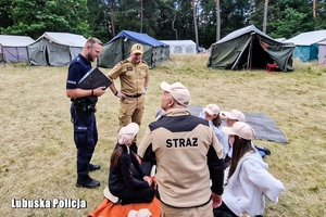 policjanci i strażacy na obozie