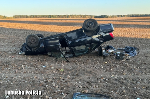 pojazd po dachowaniu na poboczu