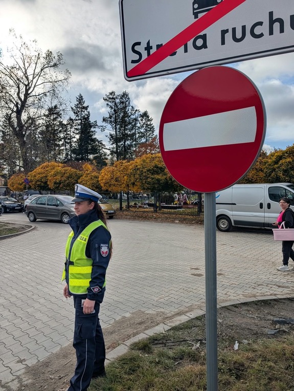 Policjantka i znaki